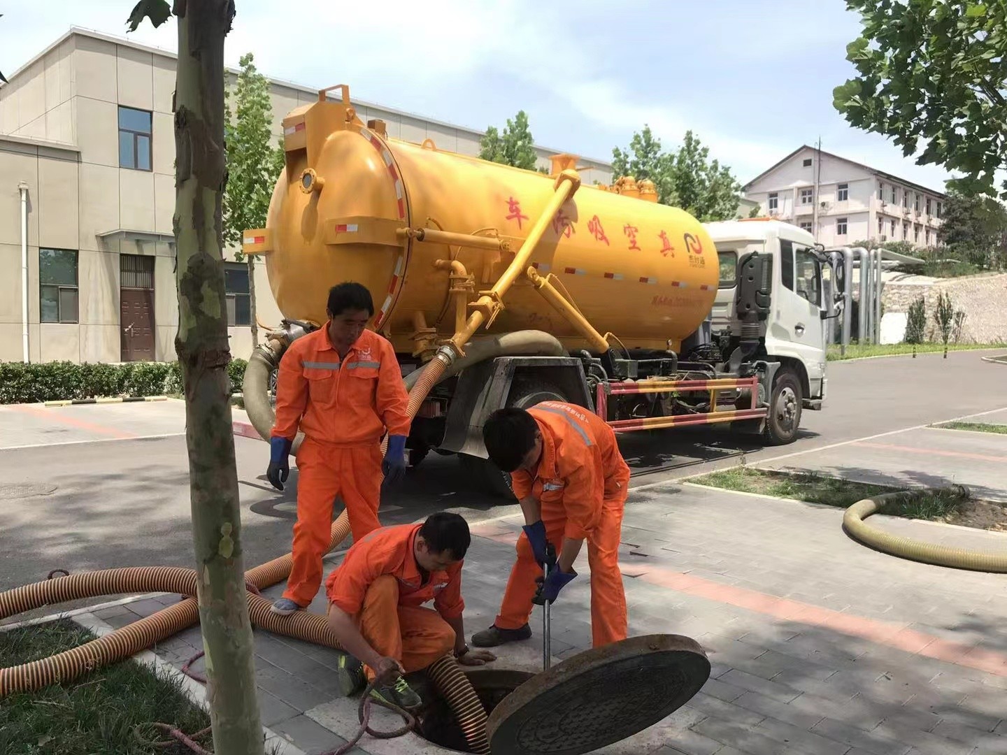 建湖管道疏通车停在窨井附近