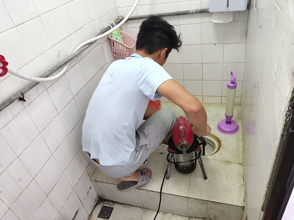 建湖管道堵塞冒臭气 专业师傅现场解决问题