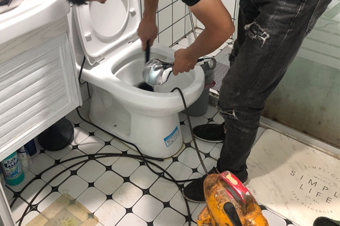 建湖马桶堵塞自己疏通还是找师傅？专业上门服务让你省时更省心